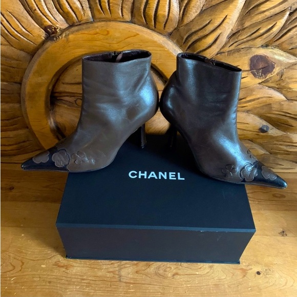 Vintage Chanel Camellia Flower Pointed Toe Brown/Black Heeled Boots, Chanel Box - Picture 3 of 11